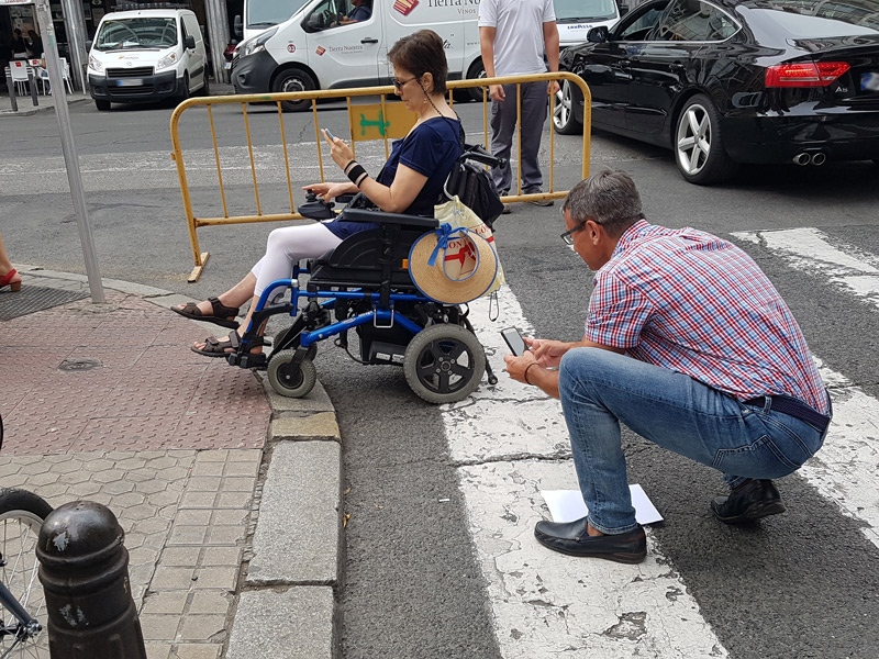 FAMS-COCEMFE Sevilla lleva a cabo una actividad para impulsar el uso de la app ‘AccesibilidApp’ en Sevilla y dar visibilidad a las deficiencias en materia de accesibilidad en la ciudad