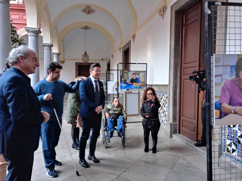 El 13 de enero se inauguró la Exposición Fotográfica de usuarios de nuestro Centro de Día y Ocupacional de FEGRADI COCEMFE Granada en el Patio Central del Ayuntamiento de Granada.