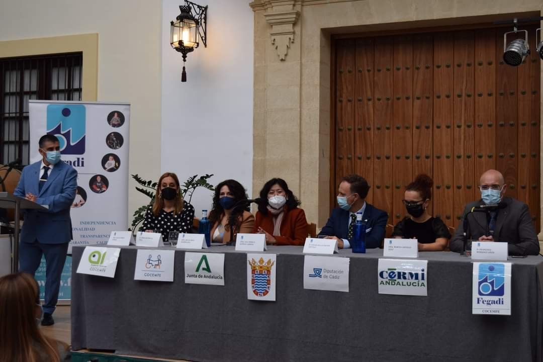 Marta Castillo Díaz, vicepresidenta de Andalucía Inclusiva Cocemfe, recibe el premio Fegadi Cocemfe en su 6º edición